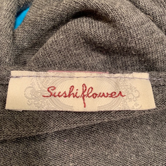 Cute gray knit top. Big button detail in the front - Picture 3 of 4